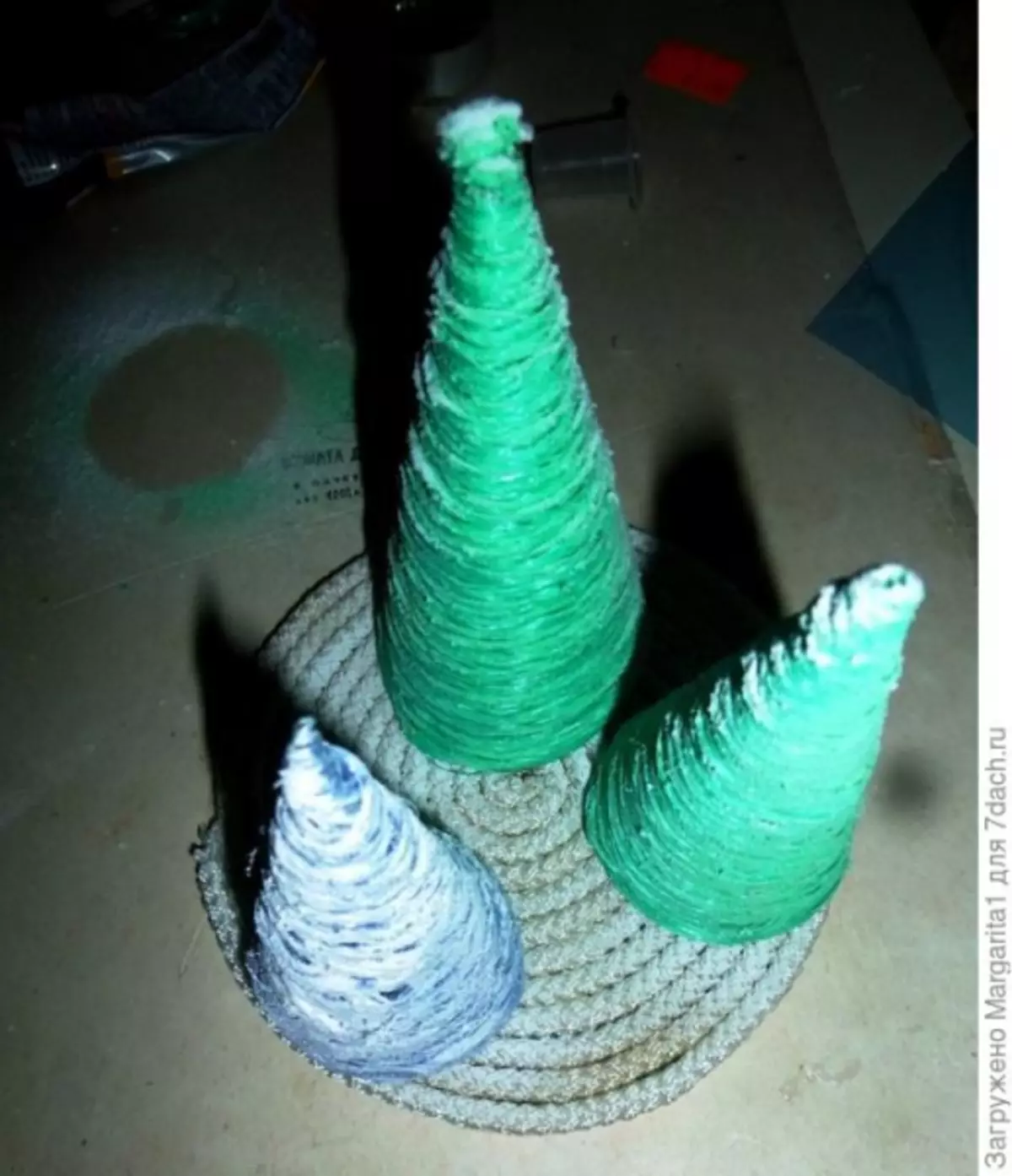 Farklı malzemelerden gelen Noel ağaçlarının imalatındaki ana sınıf