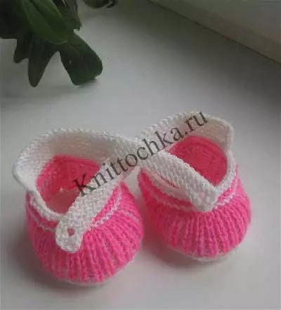 Mengait booties dengan jarum mengait