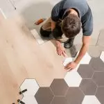 Kuinka liittää kaksi eri lattiapäällysteen?