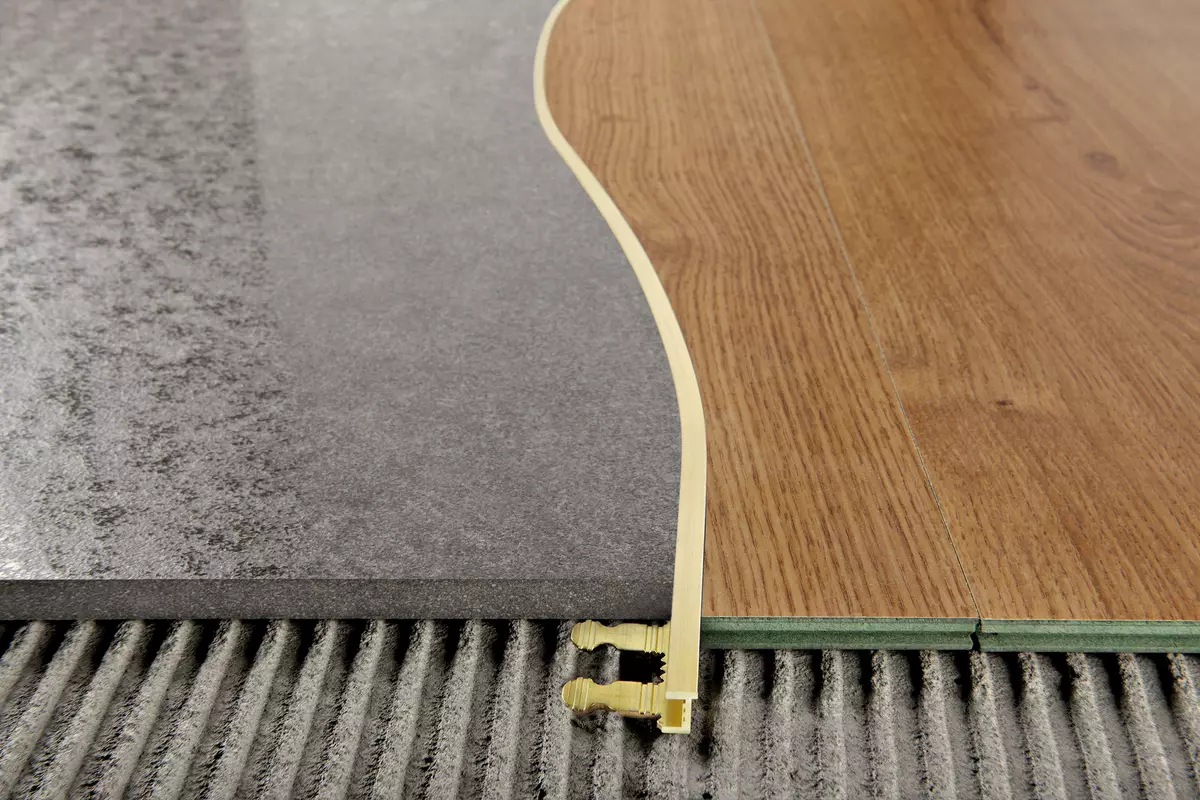 Ako pripojiť dve rôzne podlahové krytiny?