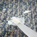 Jak usunąć wosk lub parafinę z dywanu: efektywne metody usuwania