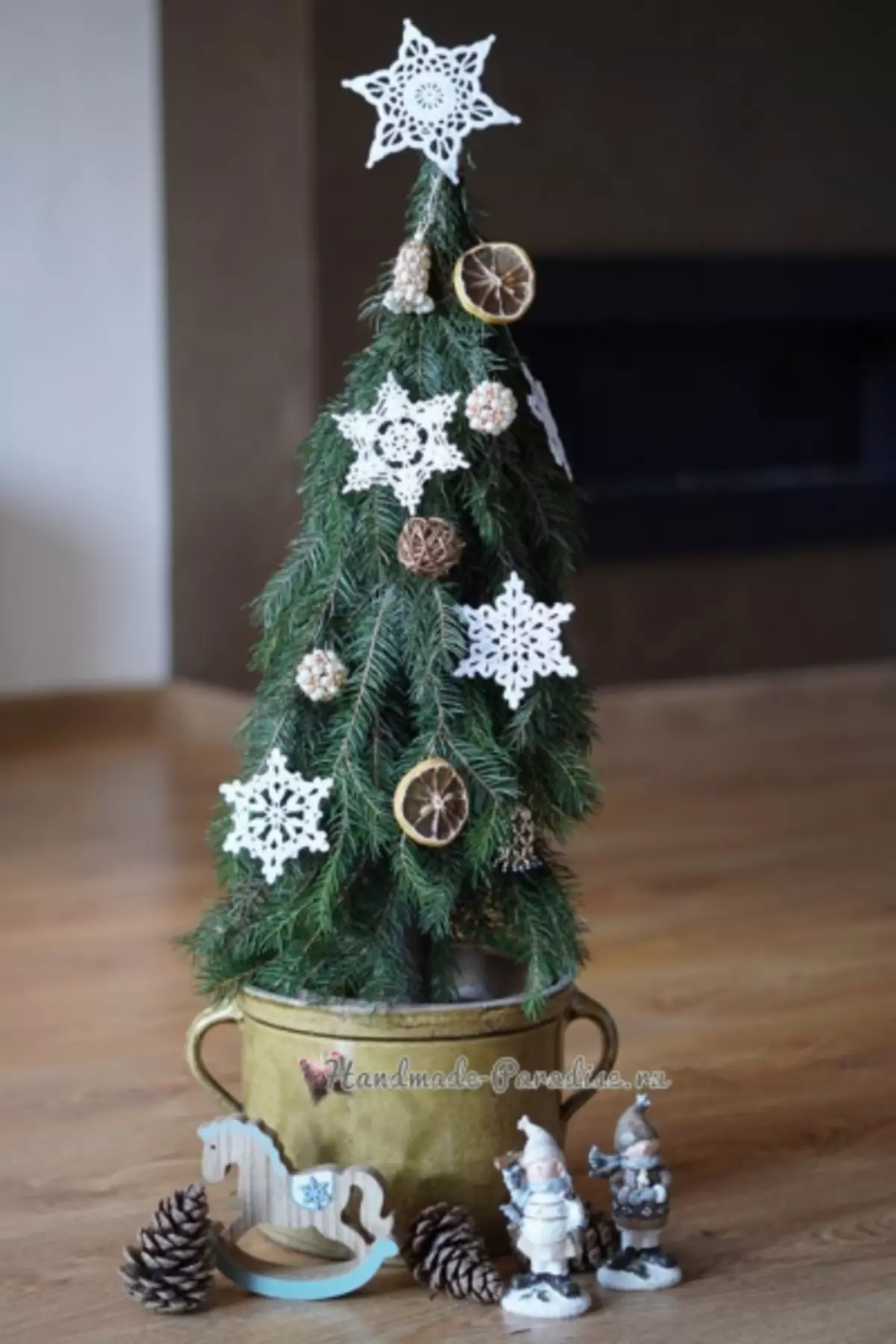 درخت کریسمس با دستان خود را از شاخه های مخروطی