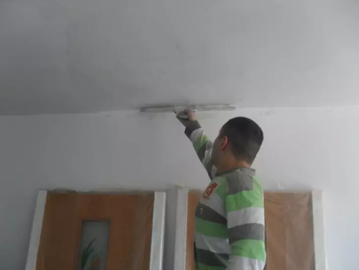 Cara memfitnah dinding di bawah wallpaper dengan tangan Anda sendiri: bahan dan teknik