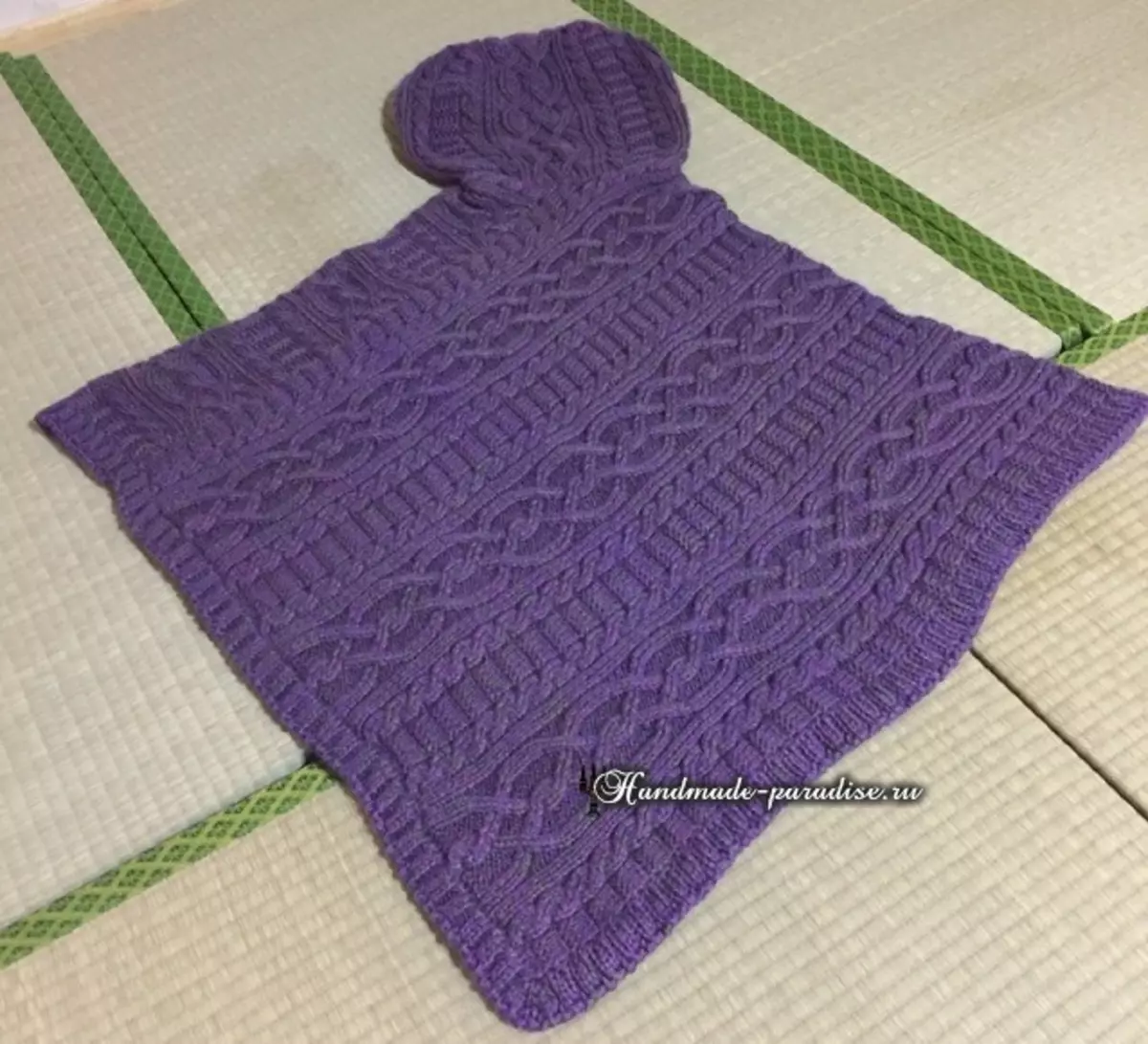 Poncho na sindano ya knitting ya arana