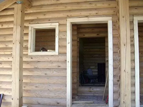 Instalando a porta de entrada em uma casa de madeira