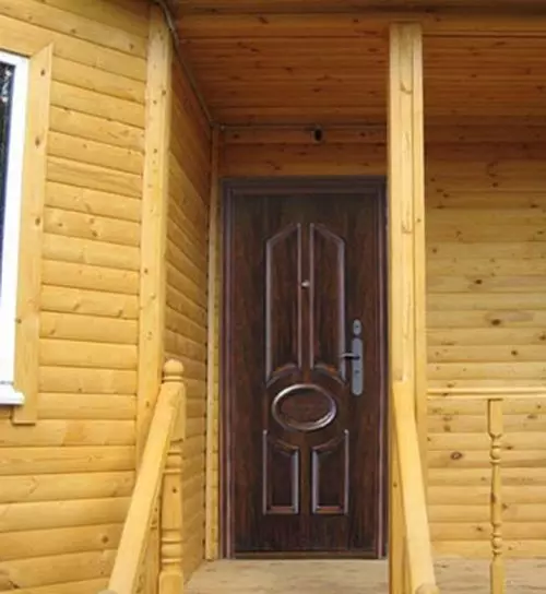 安装入口门在一个木屋里