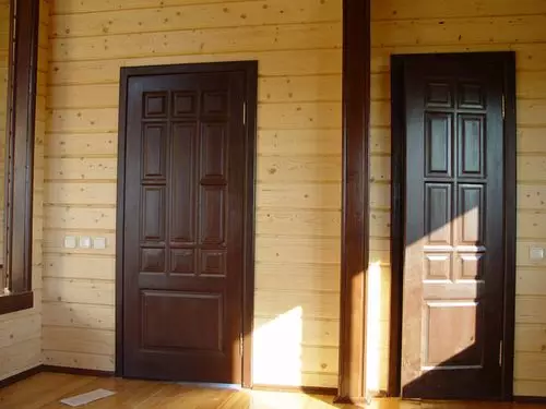 Installing the entrance door in a wooden house