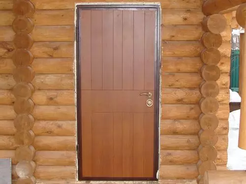 Namestitev vhodnih vrat v leseni hiši