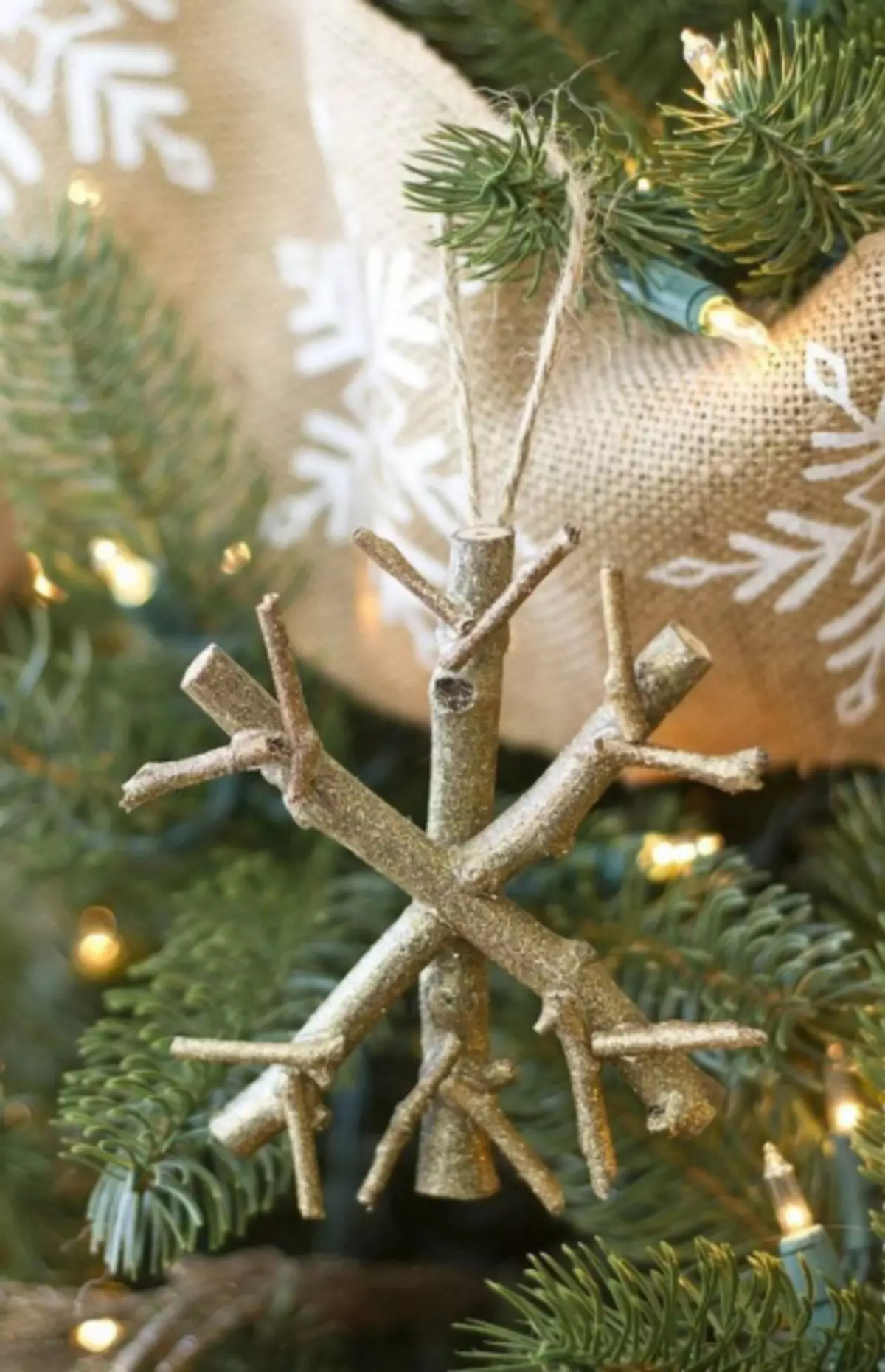 ခရစ်စမတ်သစ်ပင်ကစားစရာများသည်သင်ကိုယ်တိုင်ရည်းစားမှသင်ကိုယ်တိုင်ပြုလုပ်သည်