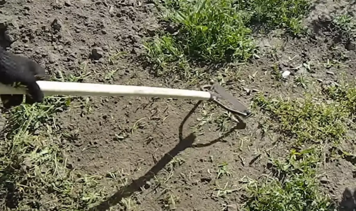 Aço de cauda-enxada da velha lâmina de serra com suas próprias mãos