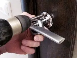 Hogyan nyissa meg az ajtót, ha egy fogantyú tört