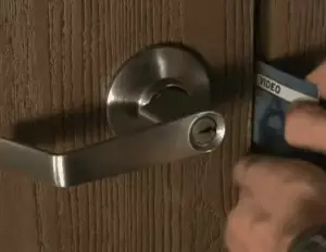 ハンドルが壊れたらドアを開く方法