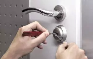كيفية فتح الباب إذا كسر مقبض