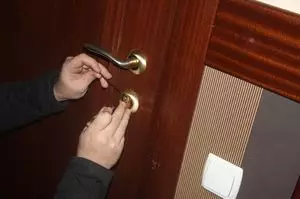 Cum să deschideți ușa dacă un mâner sa rupt