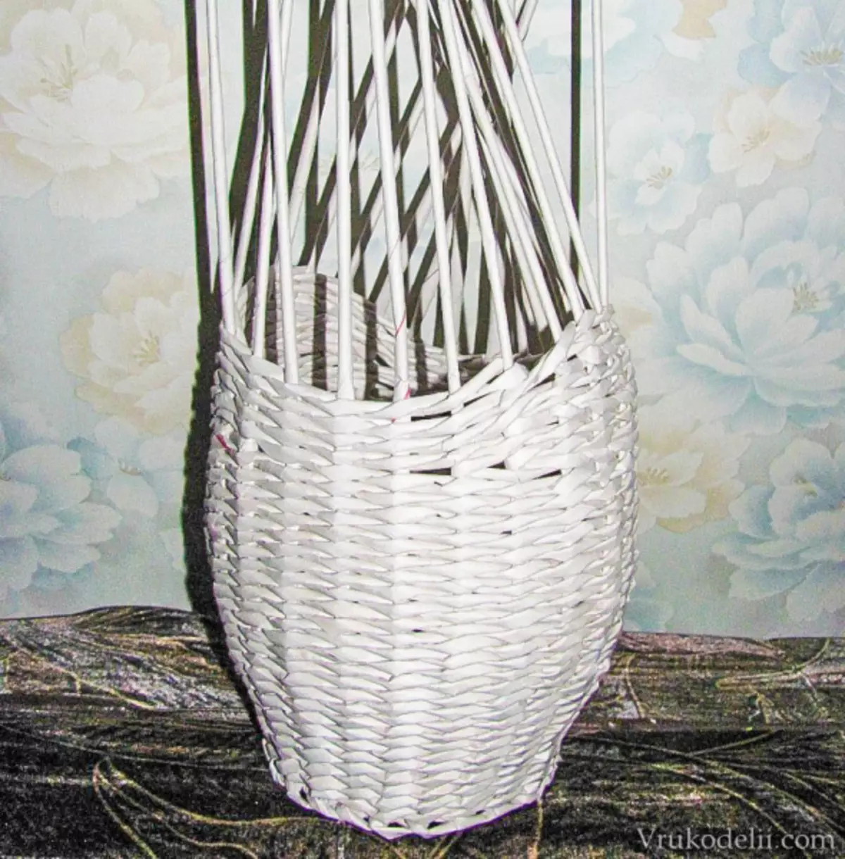 Как сделать вазу легко. Плетеные вазы напольные. Вазочки из газетных трубочек. Плетеные вазочки. Плетение из бумажных трубочек.