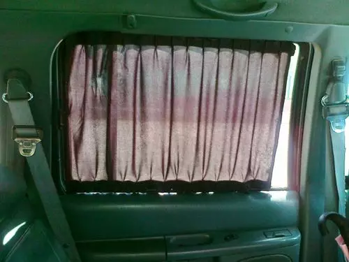 Як кріпляться автомобільні шторки на авто