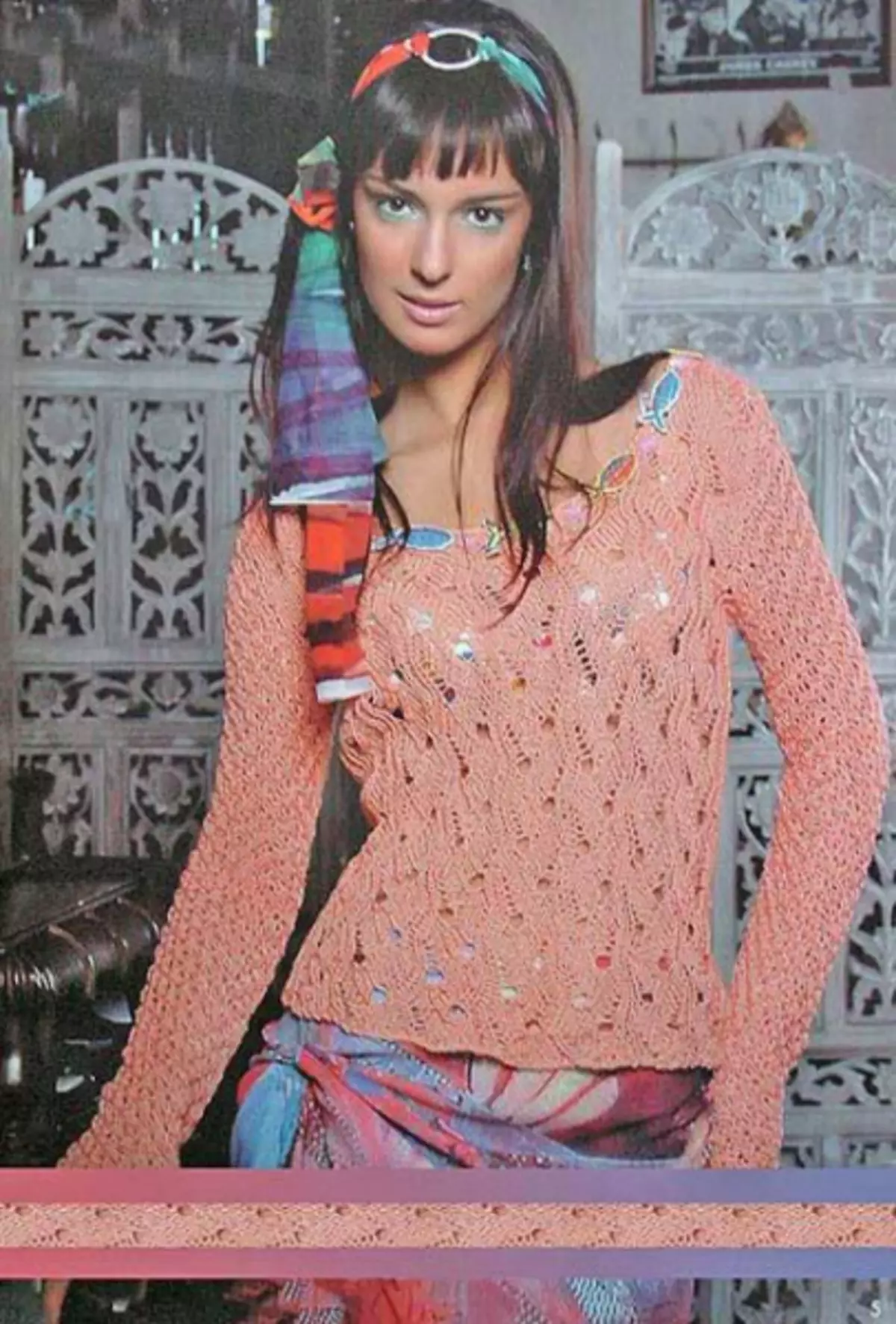 Mezgimas Moteris raštuotas megztinis su mezgimo adatomis