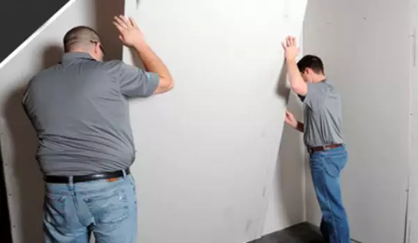 Kaip montuoti gipso plokštę prie sienos: 3 būdai