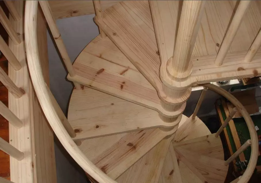 Tangga spiral kayu dengan tangan mereka sendiri