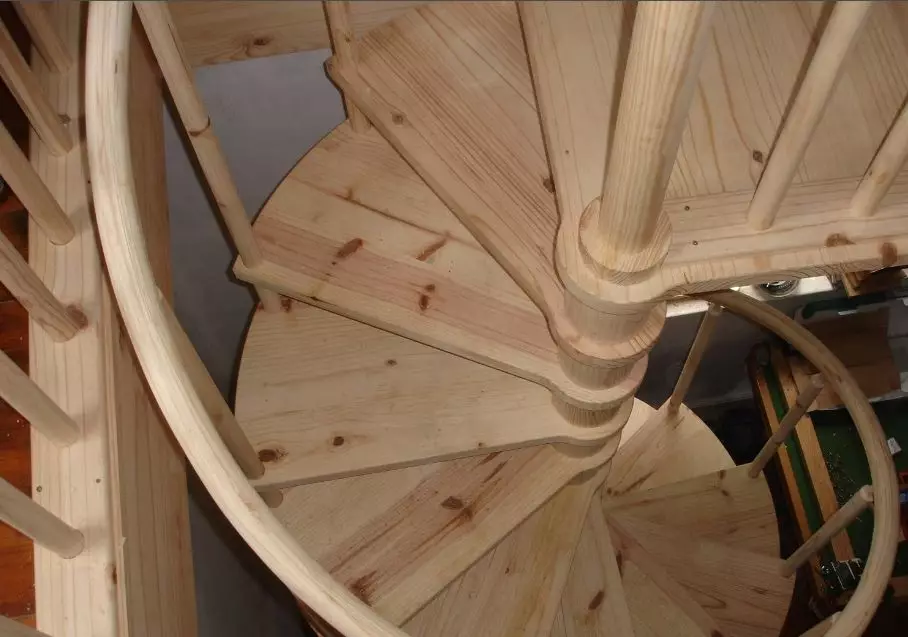 Wood spiral staircase with their own hands