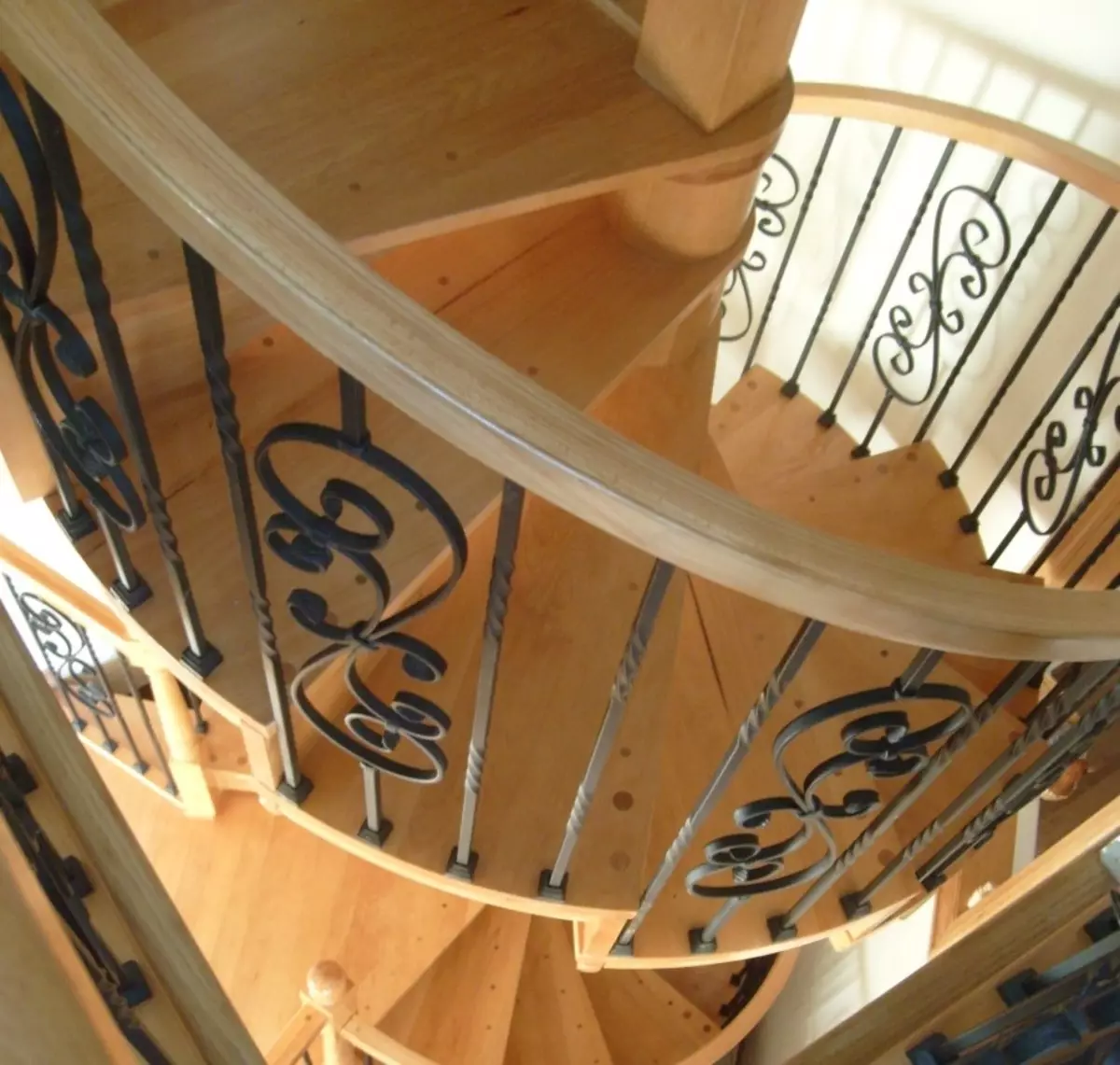 Cara nggawe tangga-tangga ngawut-awut nganggo tangan sampeyan dhewe: Persiapan, desain lan instalasi