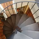 あなた自身の手でねじ階段を作る方法：準備、設計と設置