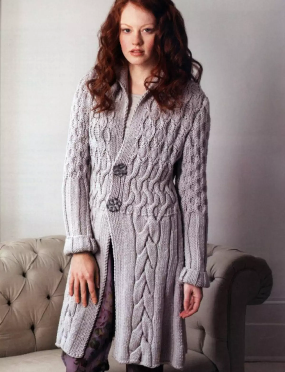 女式针织的羊毛衫与辐条与图表和描述：学习为一个照片和视频的女孩制作针织镂空羊毛衫