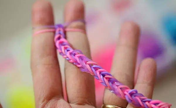 Kerajinan dari karet gelang untuk menenun dengan tangan mereka sendiri: Skema dengan foto dan video