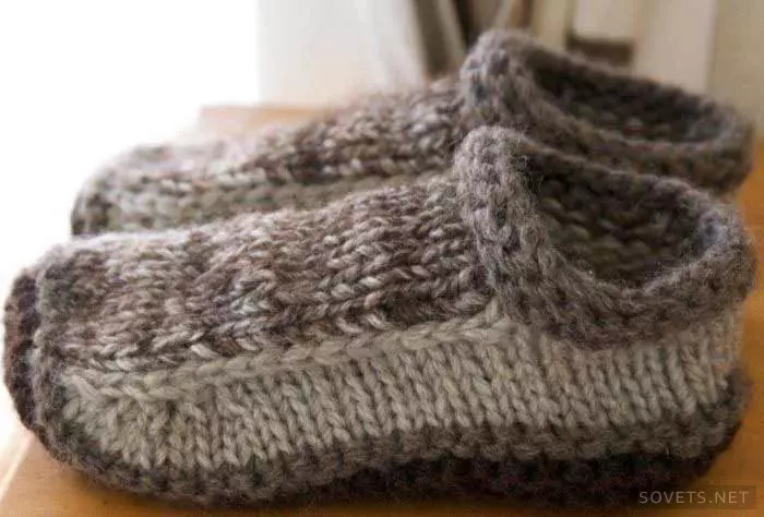 Comment nouer des pantoufles maison avec vos propres mains: pantoufles en tricot et pistes avec aiguilles à tricoter, description détaillée et schéma de tricot