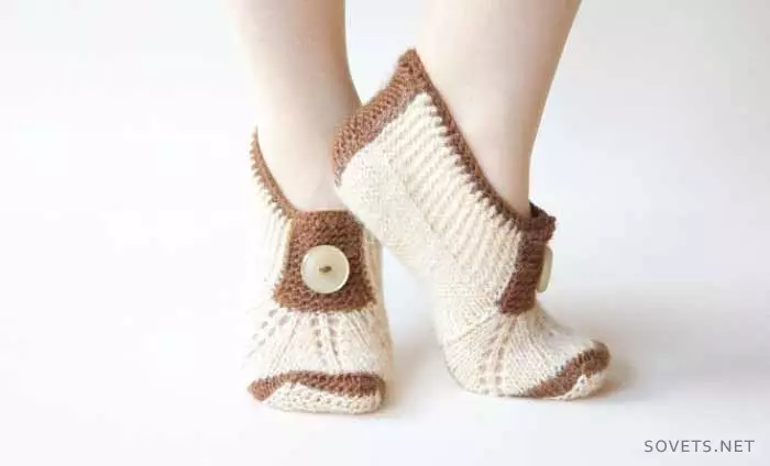 Como amarrar zapatillas caseras coas túas propias mans: zapatillas de punto e pistas con agullas de tricotar, descrición detallada e esquema de tricotar