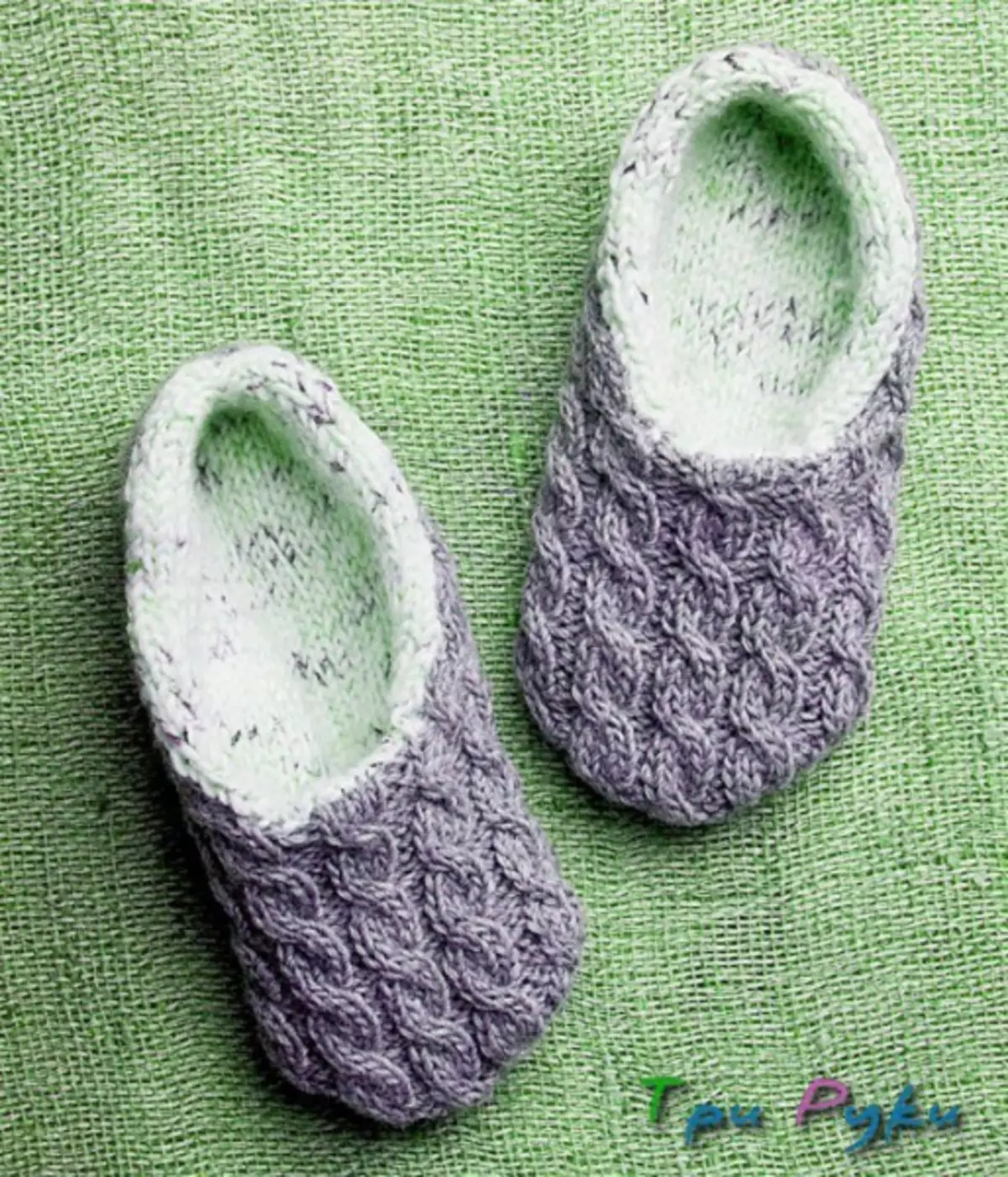 Comment nouer des pantoufles maison avec vos propres mains: pantoufles en tricot et pistes avec aiguilles à tricoter, description détaillée et schéma de tricot