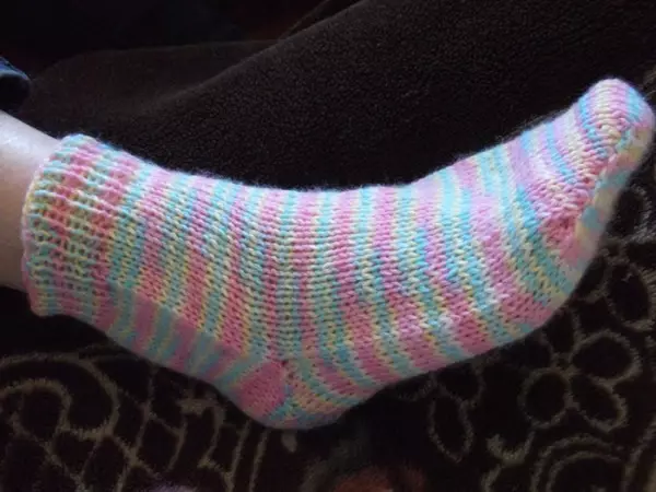 Como amarrar zapatillas caseras coas túas propias mans: zapatillas de punto e pistas con agullas de tricotar, descrición detallada e esquema de tricotar