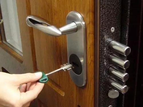 Hur man öppnar dörren om nyckeln eller slottet bröt