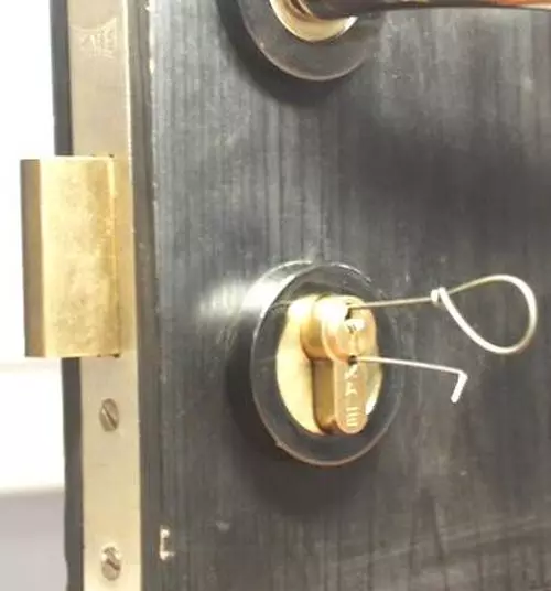 Jak otworzyć drzwi, jeśli pękł klucz lub zamek