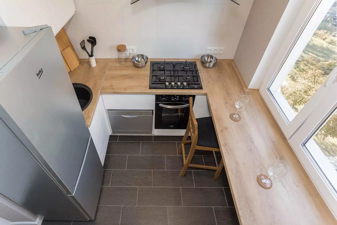 Mặt bàn thay vì Windowsill: Làm thế nào khác để tiết kiệm không gian trên một nhà bếp nhỏ?