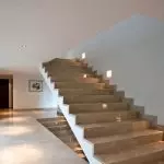 Voordelen en ontwerpkenmerken van betonnen trappen [populaire versies]