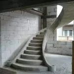 Vantaggi e caratteristiche del design delle scale di cemento [versioni popolari]