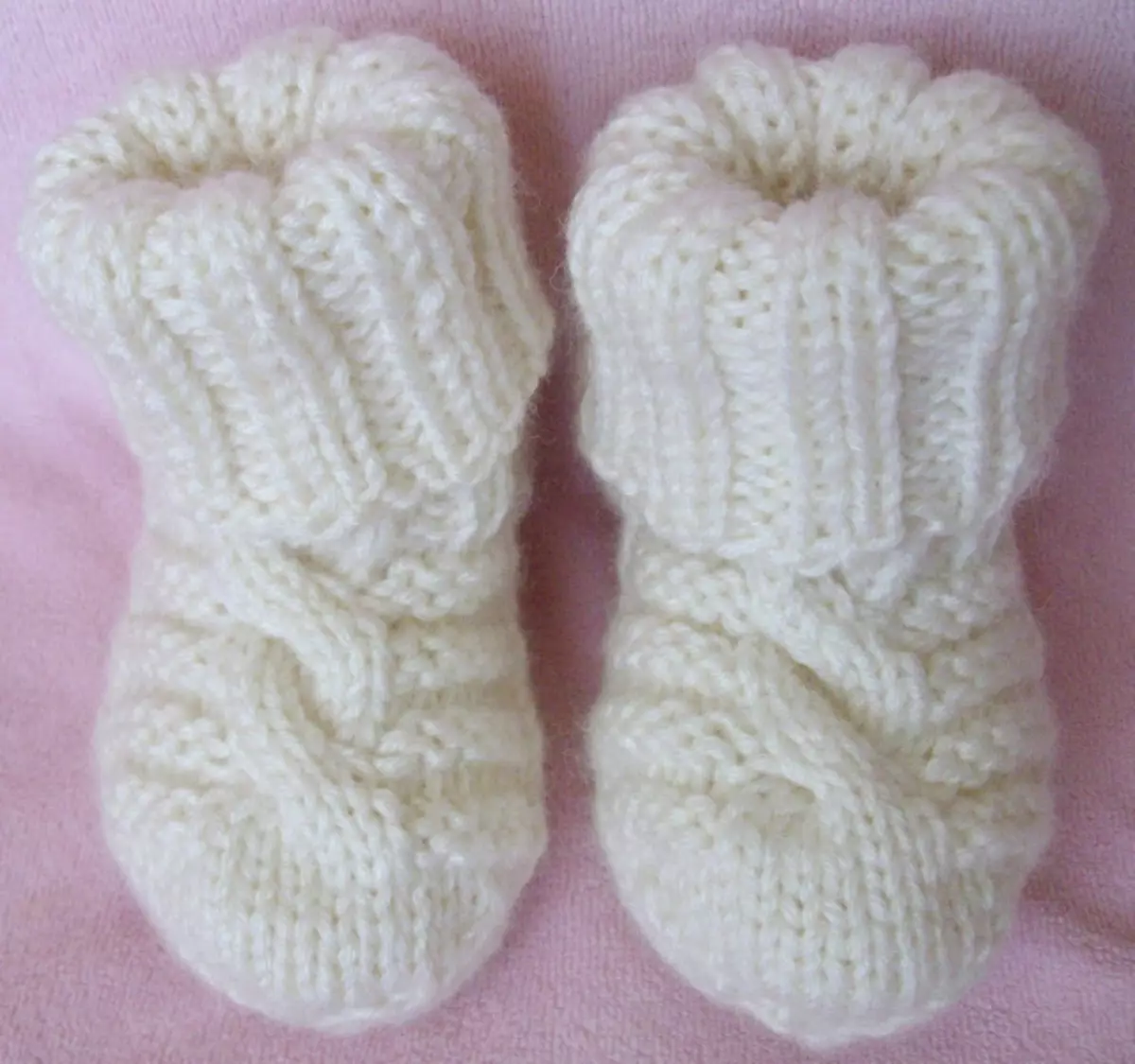 Вязаные носки для новорожденных спицами