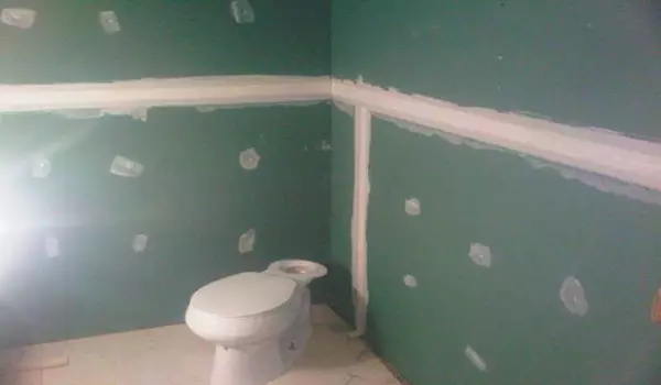 Hur man anpassar väggarna i badrummet med egna händer