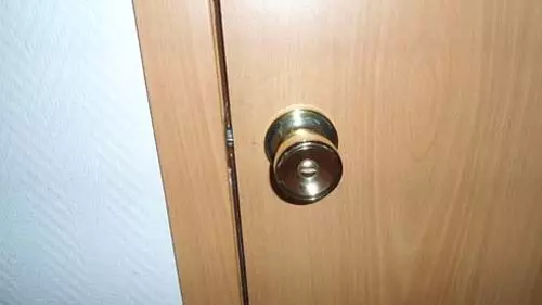 كيفية إزالة المقبض من الباب: الترفن أو المدخل