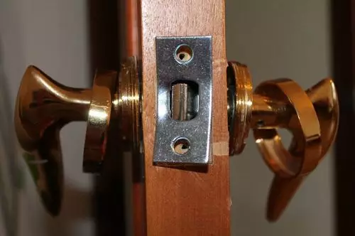 كيفية إزالة المقبض من الباب: الترفن أو المدخل