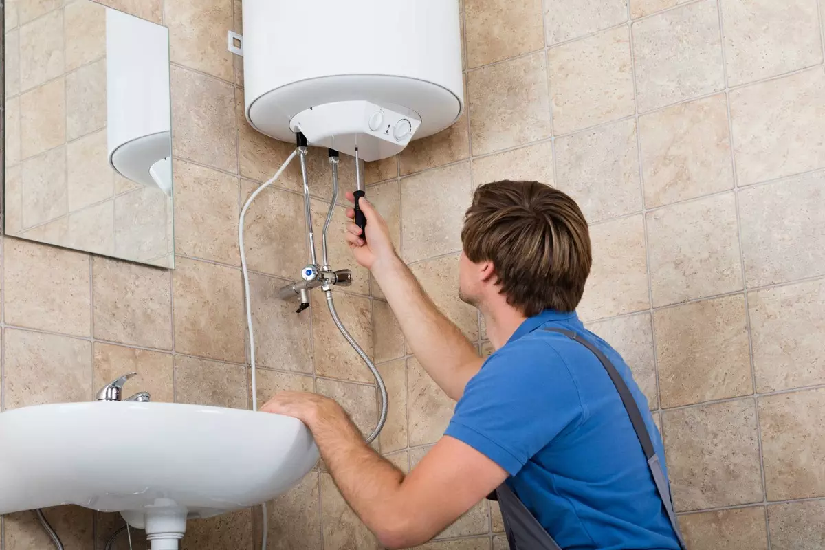 Warmwasserbereiter im Badezimmer: Wo soll ich es verbergen?