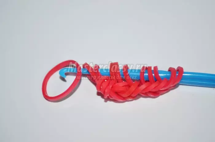 Weven van rubber: speelgoed voor beginners op een machine met videoslessen