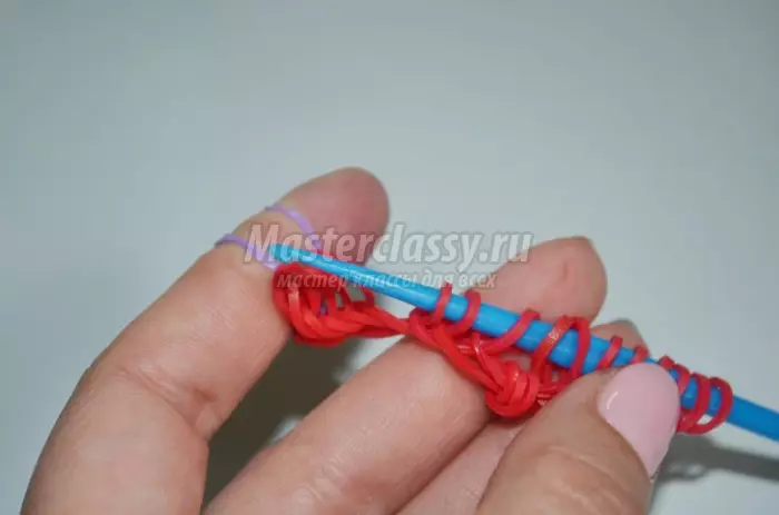 Weben von Gummi: Spielzeug für Anfänger auf einer Maschine mit Videobundenlehren