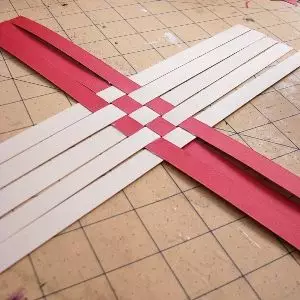 Плетіння кошиків з паперу для початківців: майстер-клас з відео