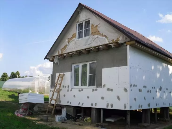 Puthal pour la mousse est appliqué sur la grille et la base adhésif