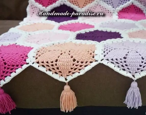Ditutup dengan motif heksagon crochet