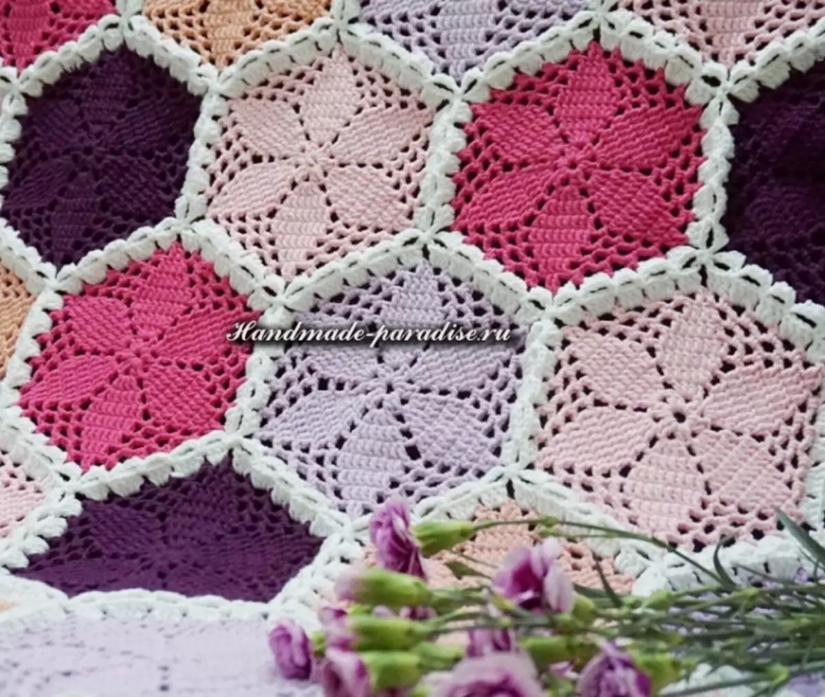 Sakop ng hexagonal crochet motifs.