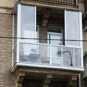Med en helt glaserad balkong