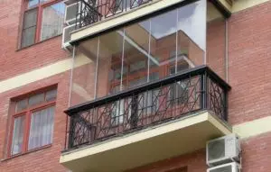 Χρησιμοποιώντας ένα πλήρως γυαλισμένο μπαλκόνι